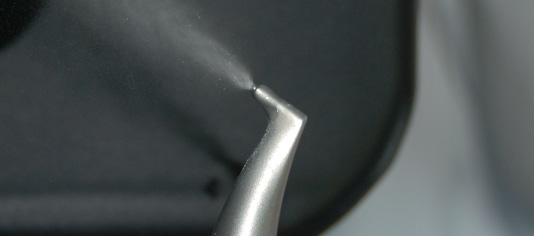 Mit dem Pulver-Wasser-Strahlgerät können wir schonend Verfärbungen und Pigmentbeläge von den Zahnoberflächen entfernen.